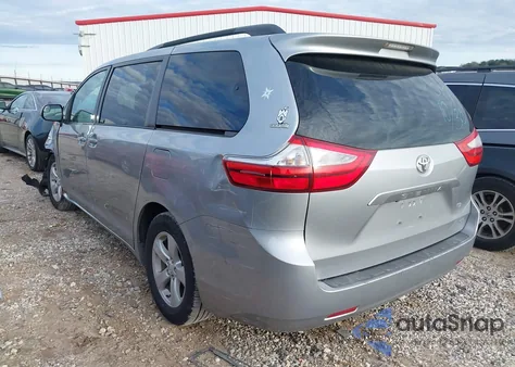 2015 Toyota Sienna Le 8 Passenger z USA, uszkodzony, nr VIN 5TDKK3DC3FS584540